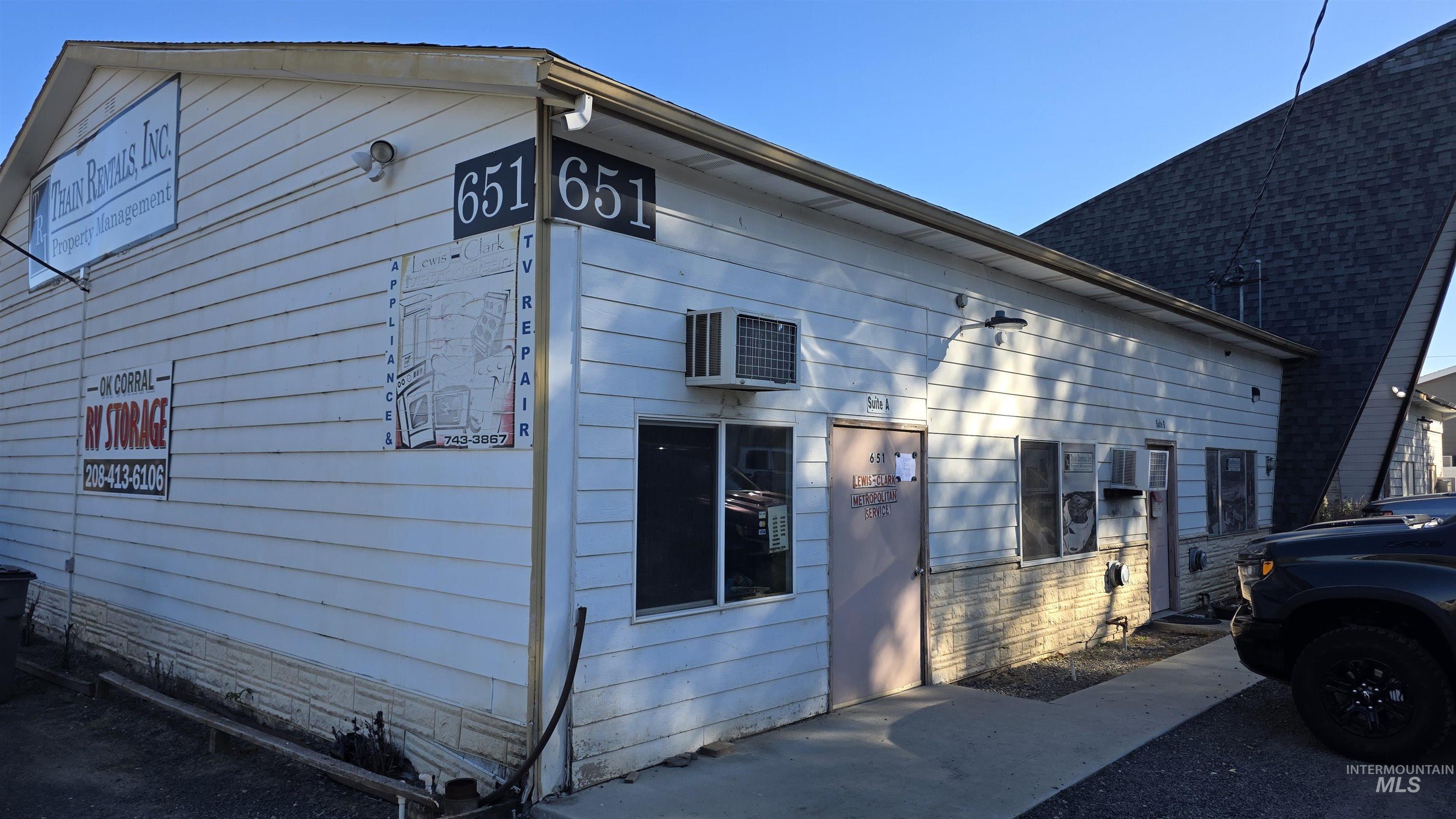 651 Thain Rd. Property Photo 2