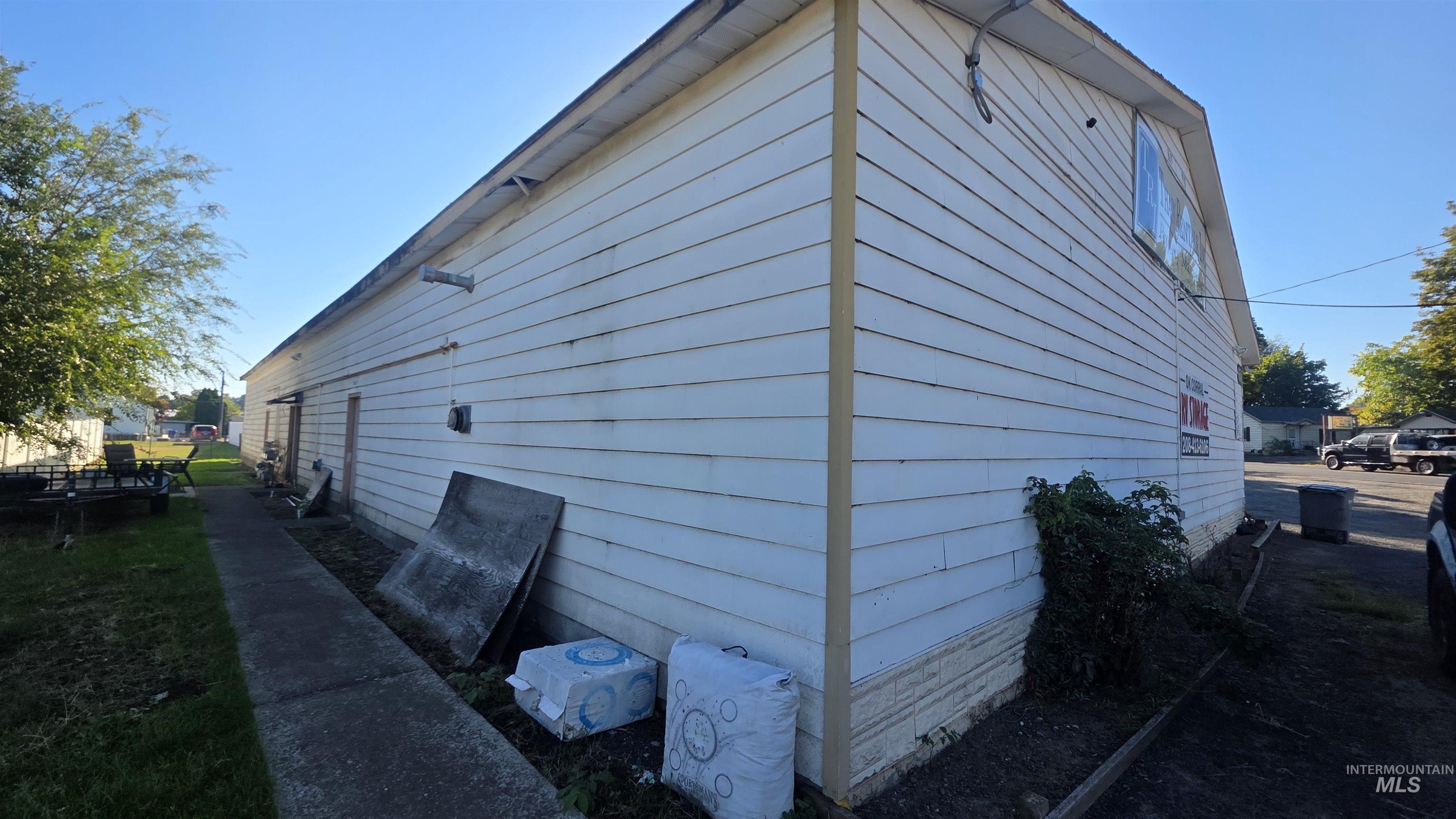 651 Thain Rd. Property Photo 3