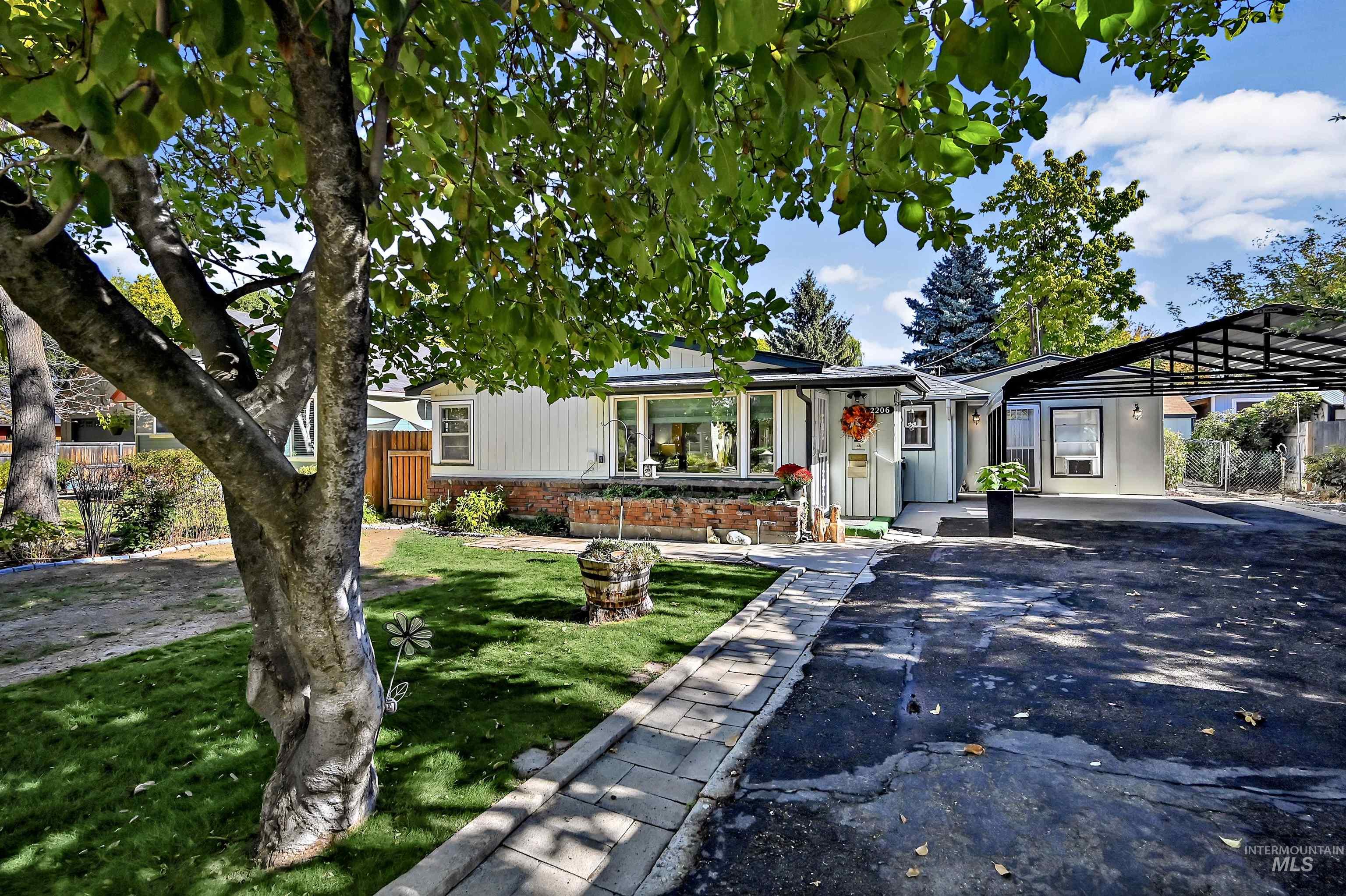 2206 S Manitou Ave Property Photo 2