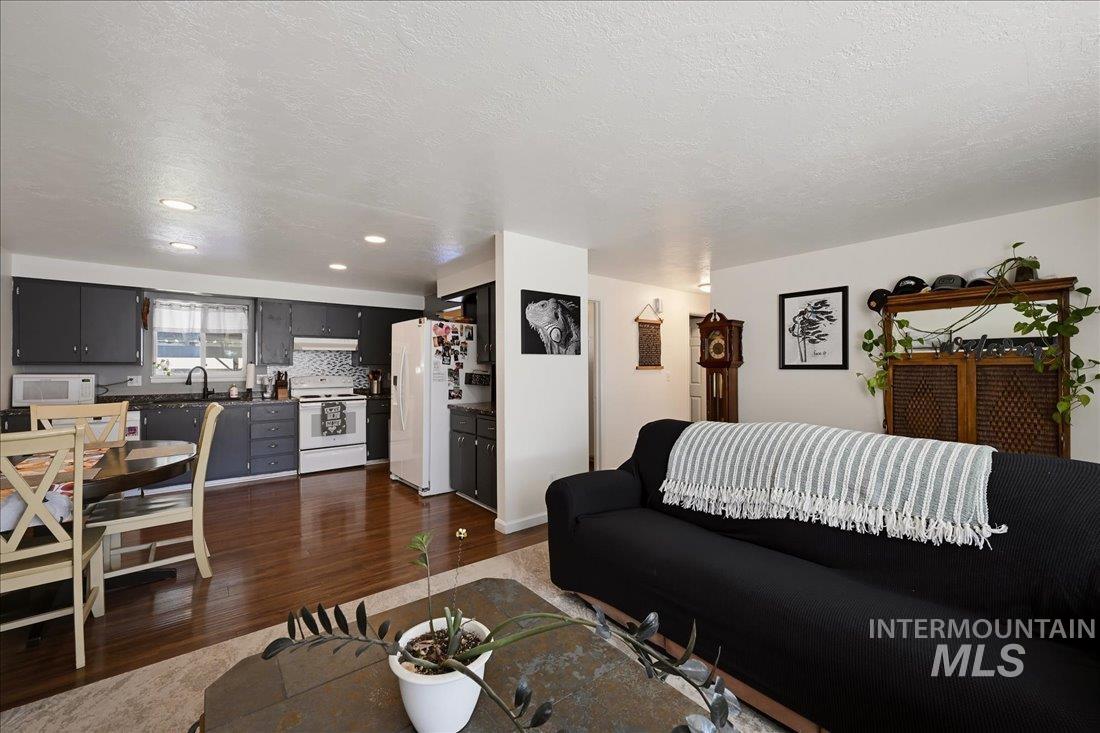 400 Carlton Property Photo 7