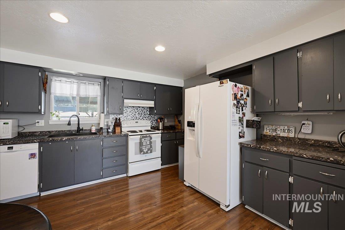 400 Carlton Property Photo 10