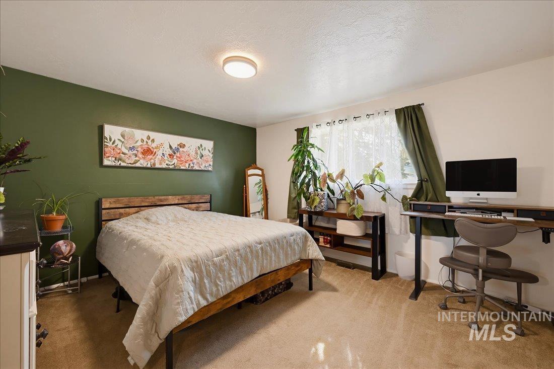 400 Carlton Property Photo 21