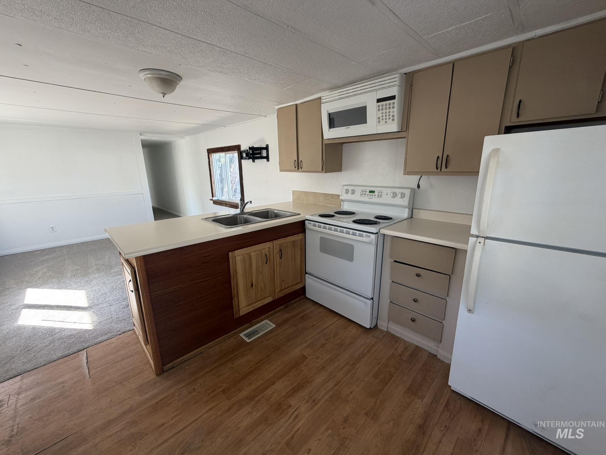 408 E 51st Property Photo 16