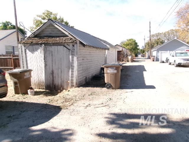 510 E 3rd St Property Photo 6