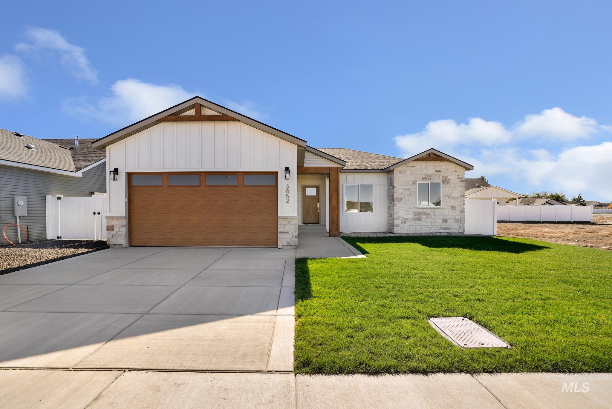 3052 E Capricorn Ave Property Photo 1