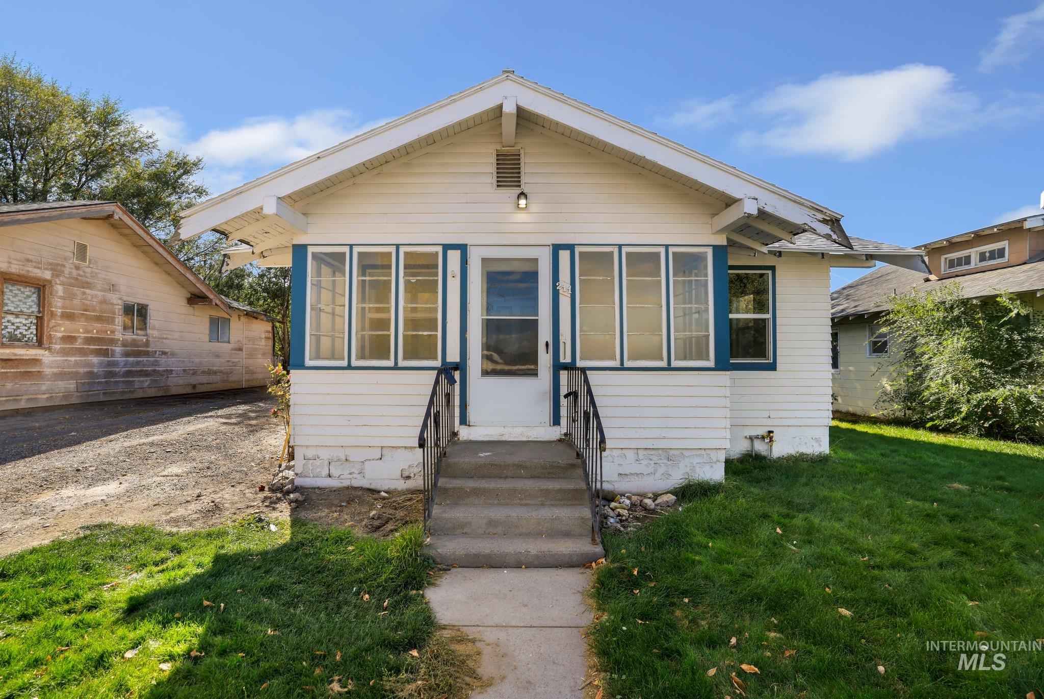 211 11th Ave N. Property Photo 1