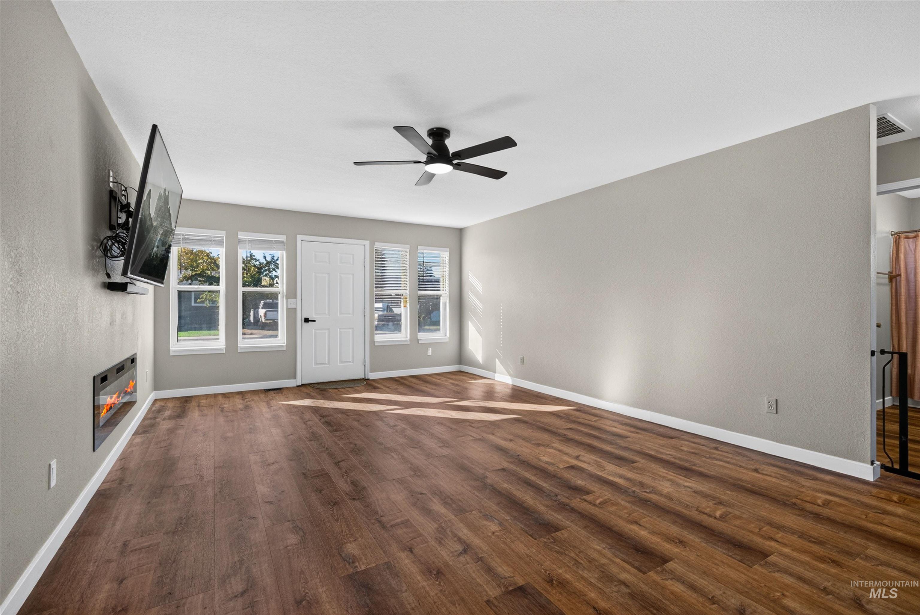 307 Pine St Property Photo 4