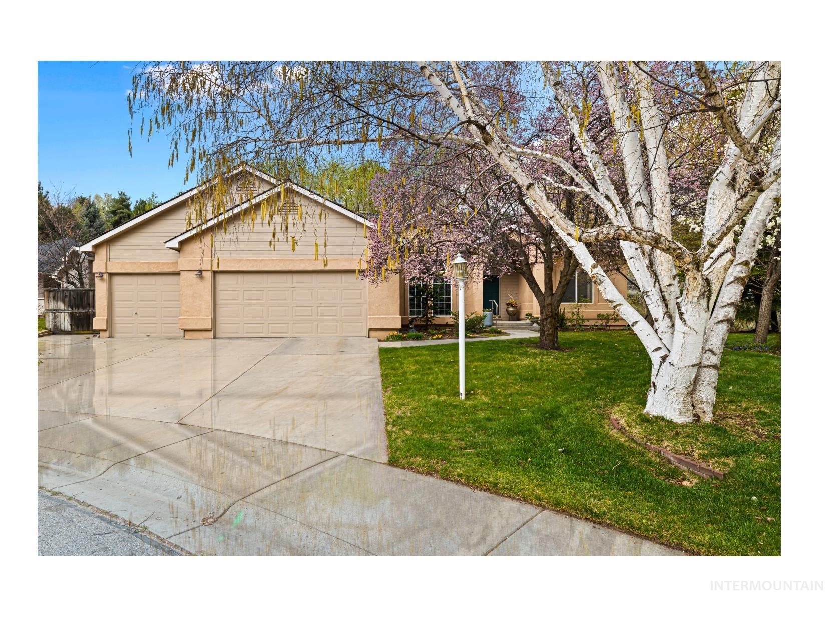2063 N Trailview Pl Property Photo 2