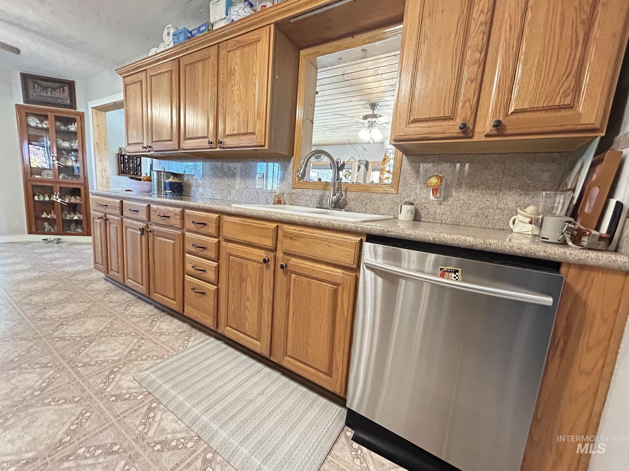1306 Burrell Ave Property Photo 8