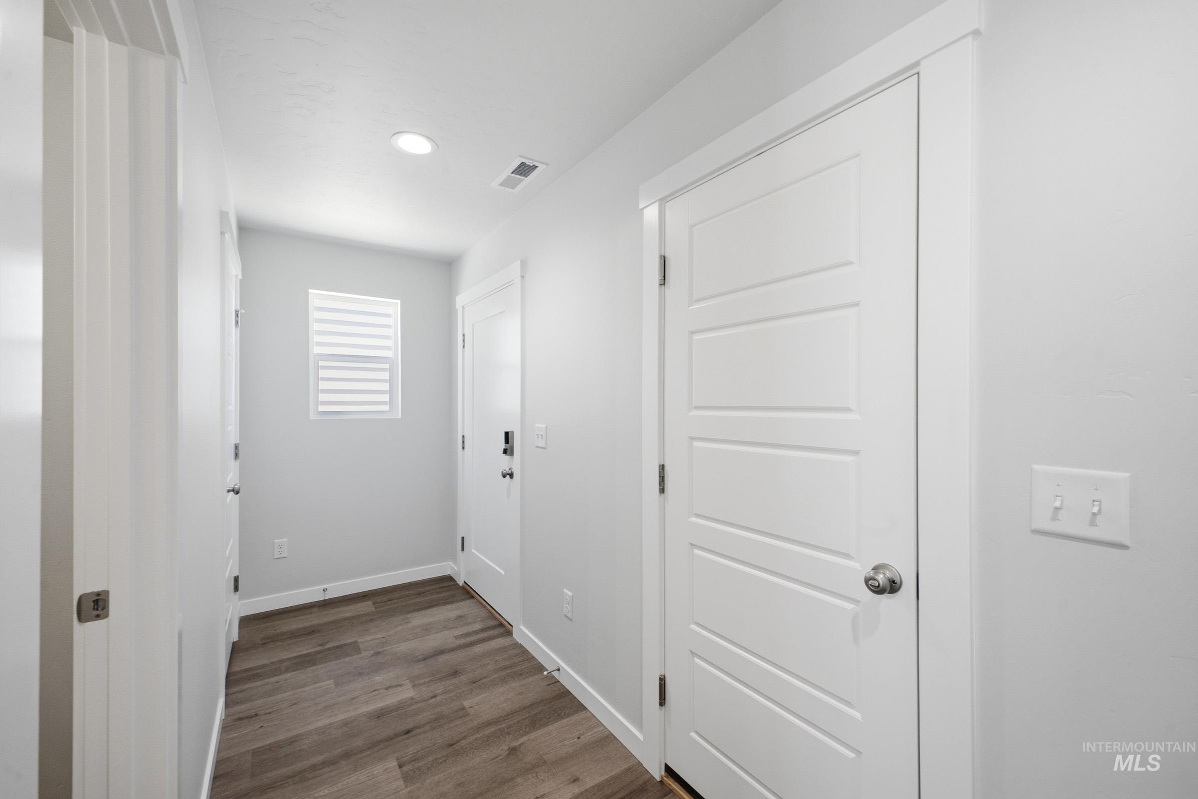 6905 S Lumberton Way Property Photo 2