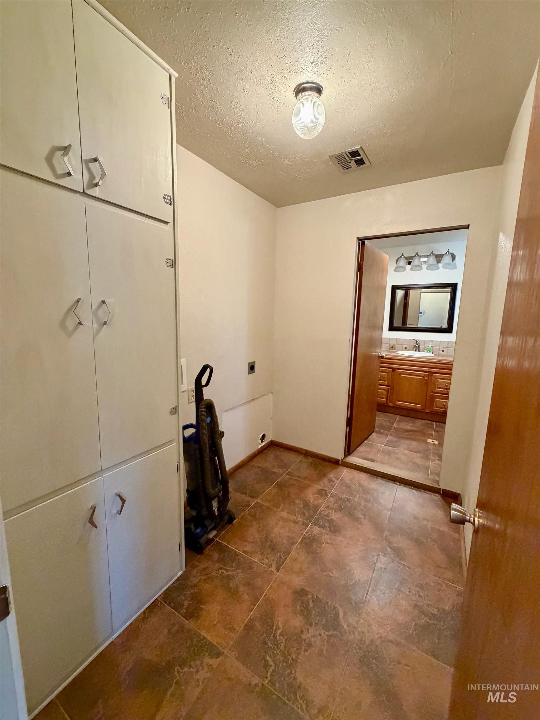 335 N Superior St Property Photo 16