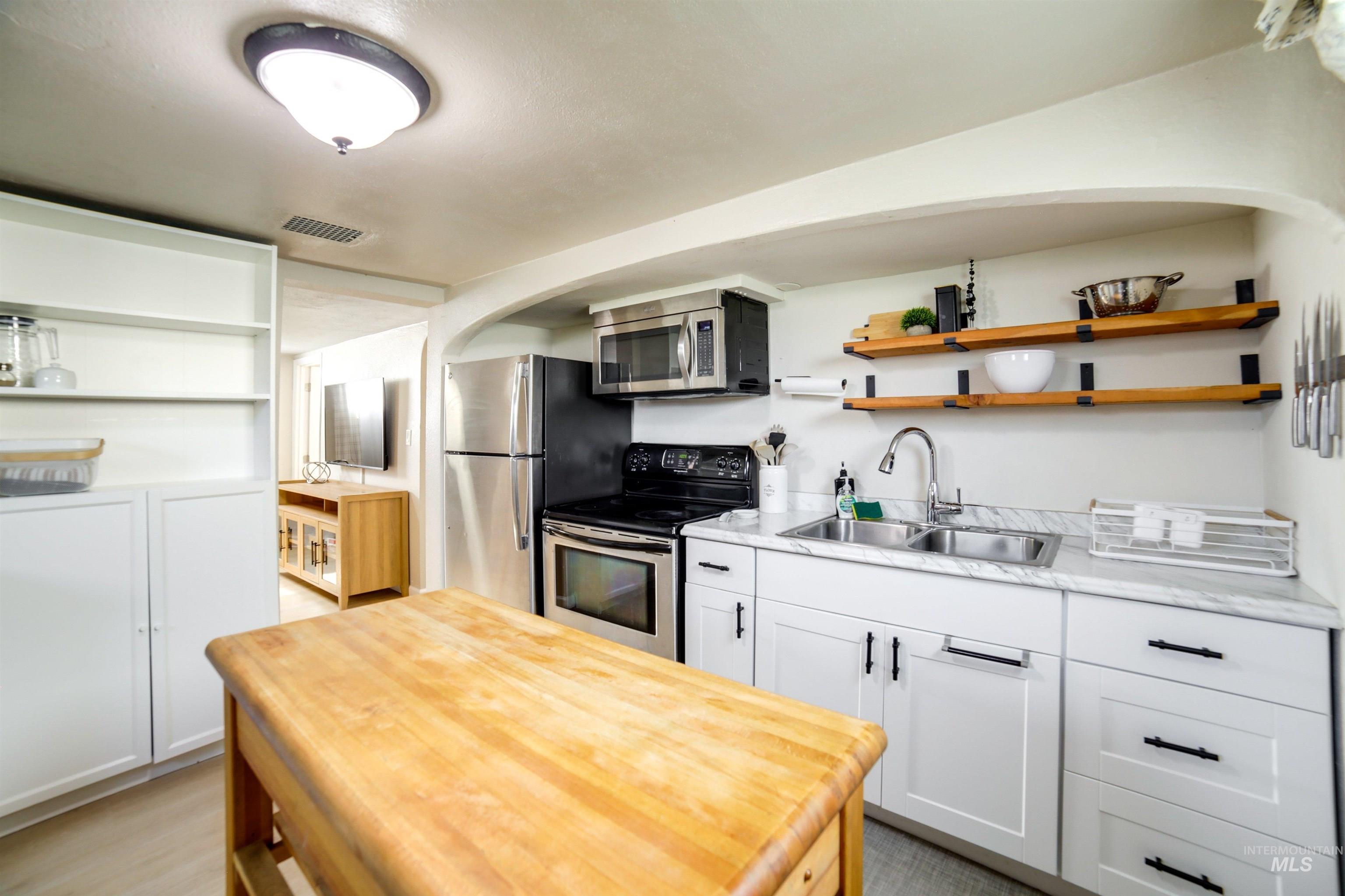 1210 Arthur Property Photo 30