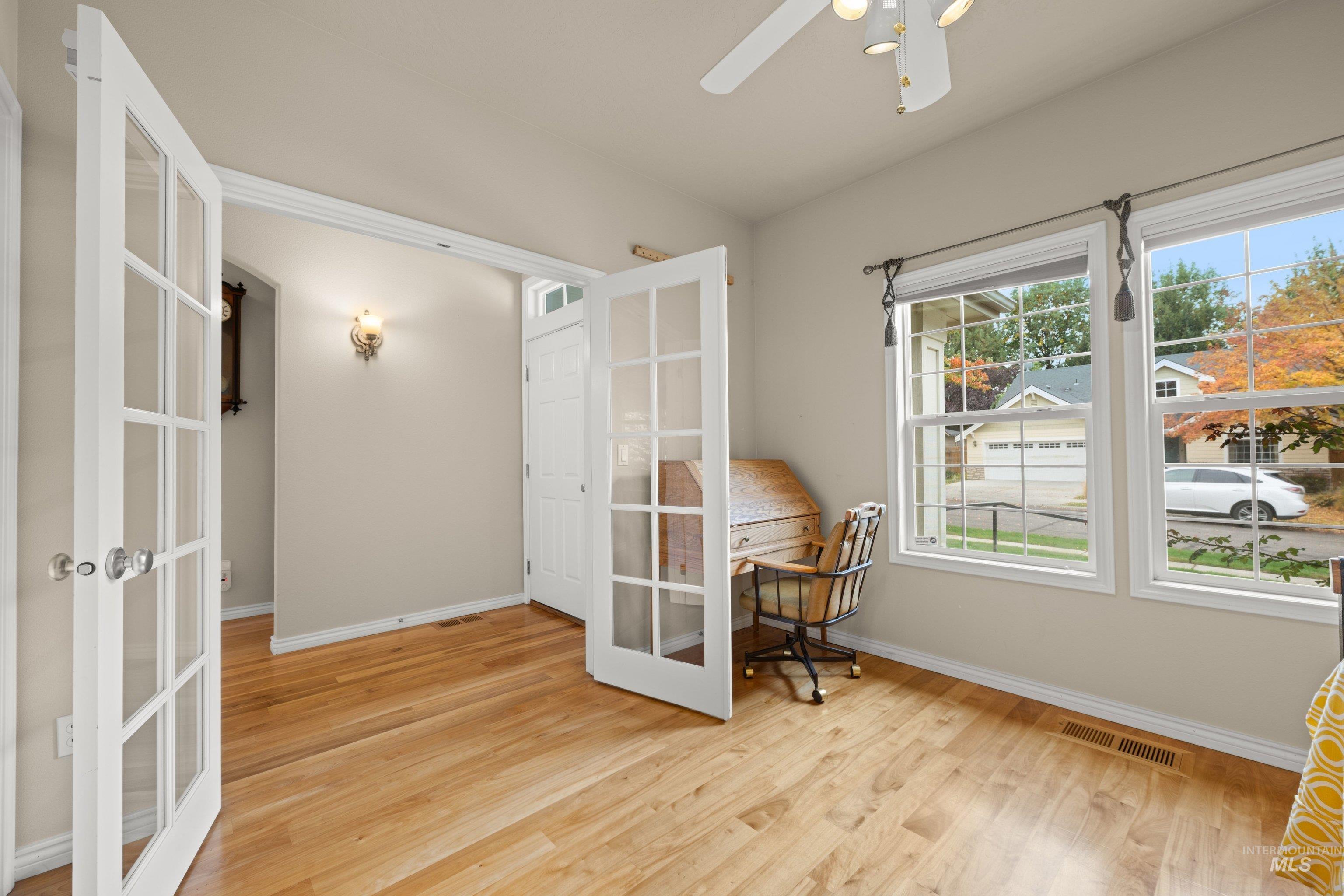 622 E Whitney Court Property Photo 5