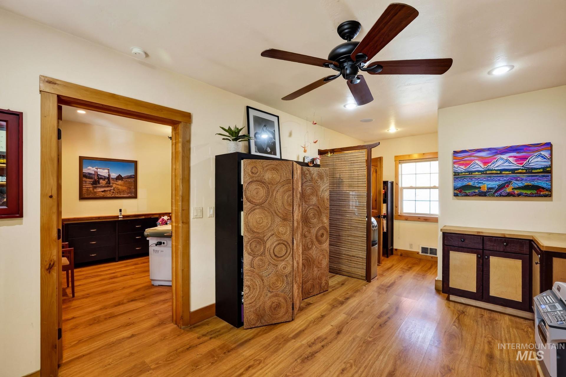301 Colorado St E Property Photo 4