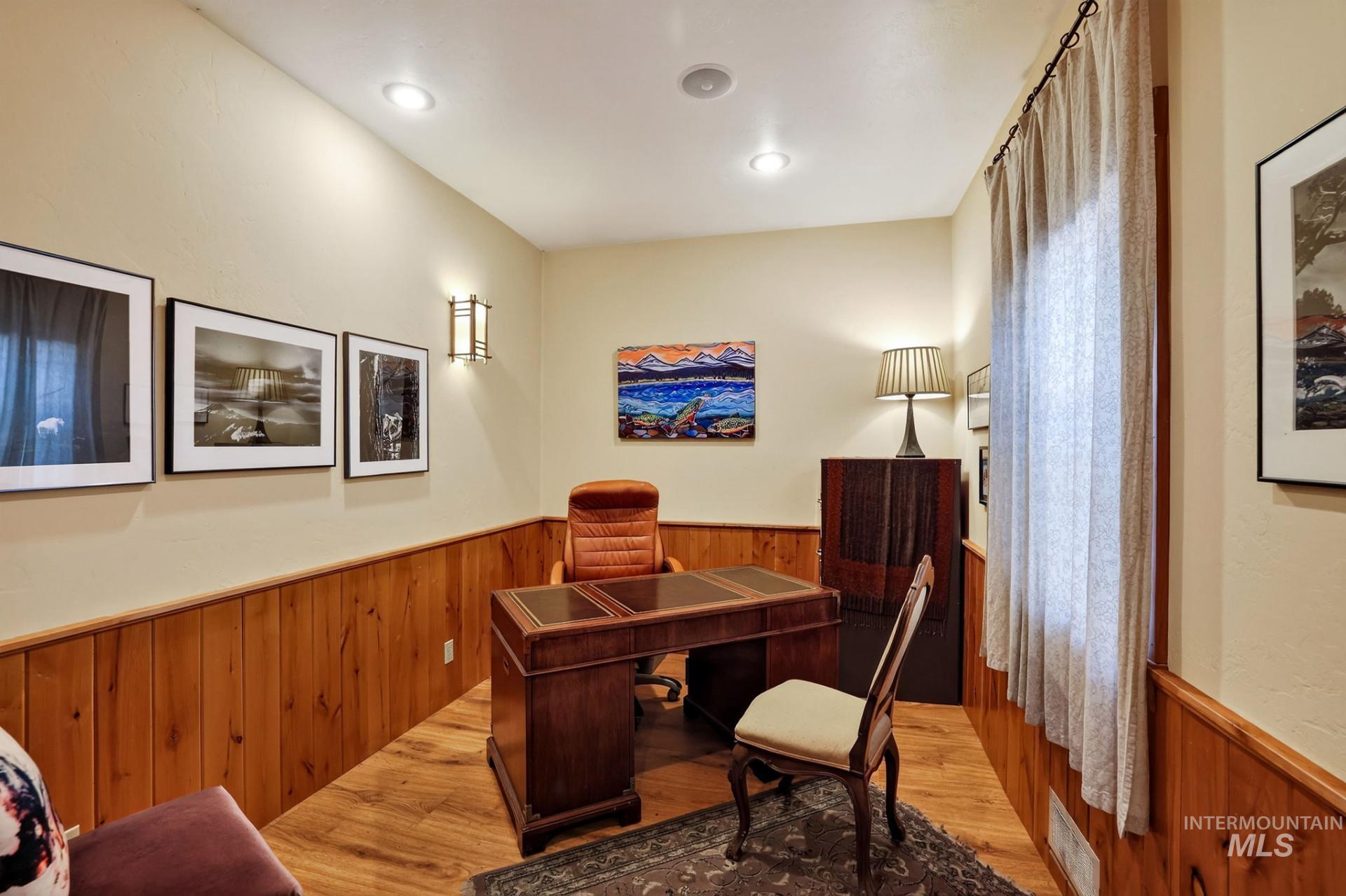 301 Colorado St E Property Photo 6