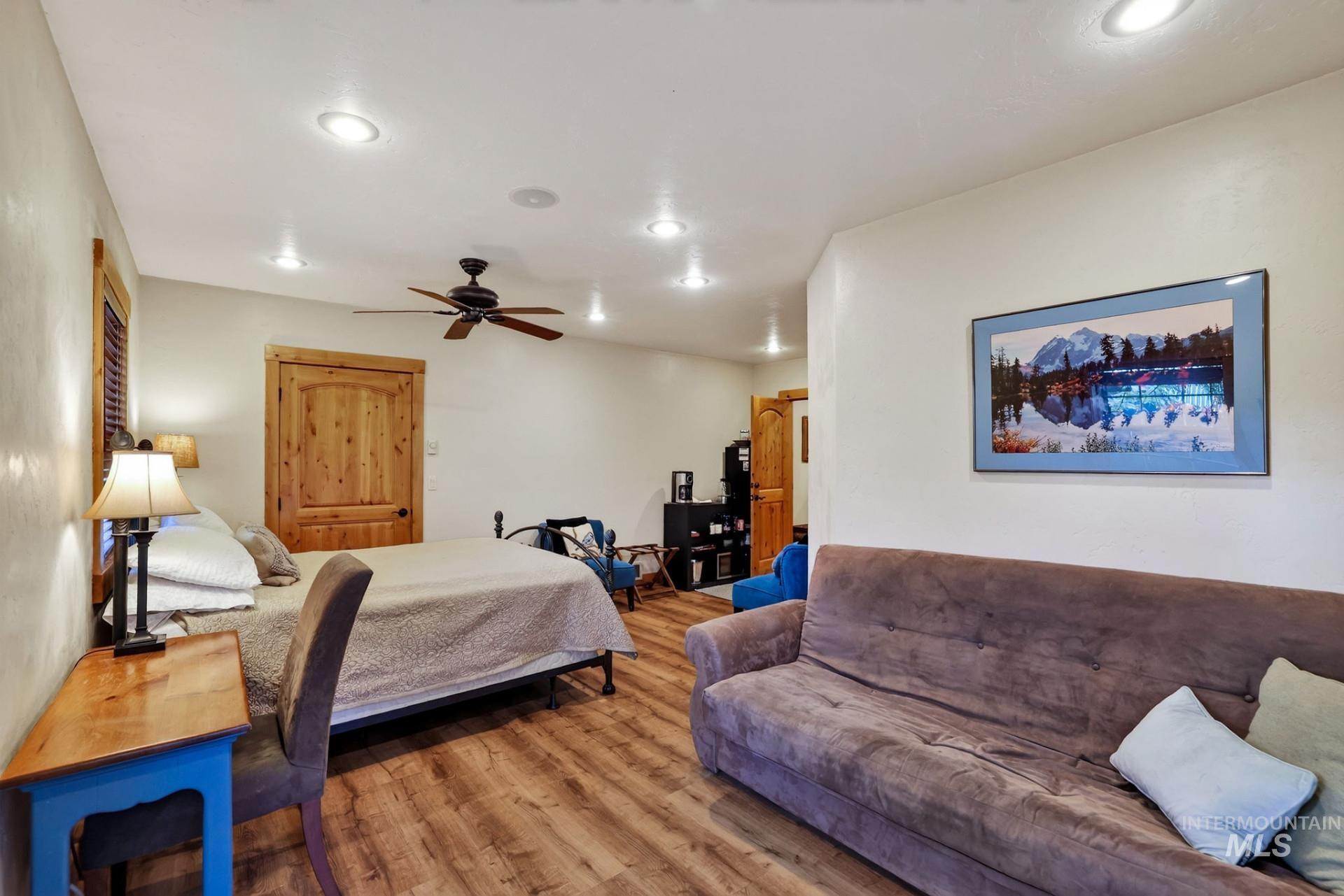 301 Colorado St E Property Photo 10