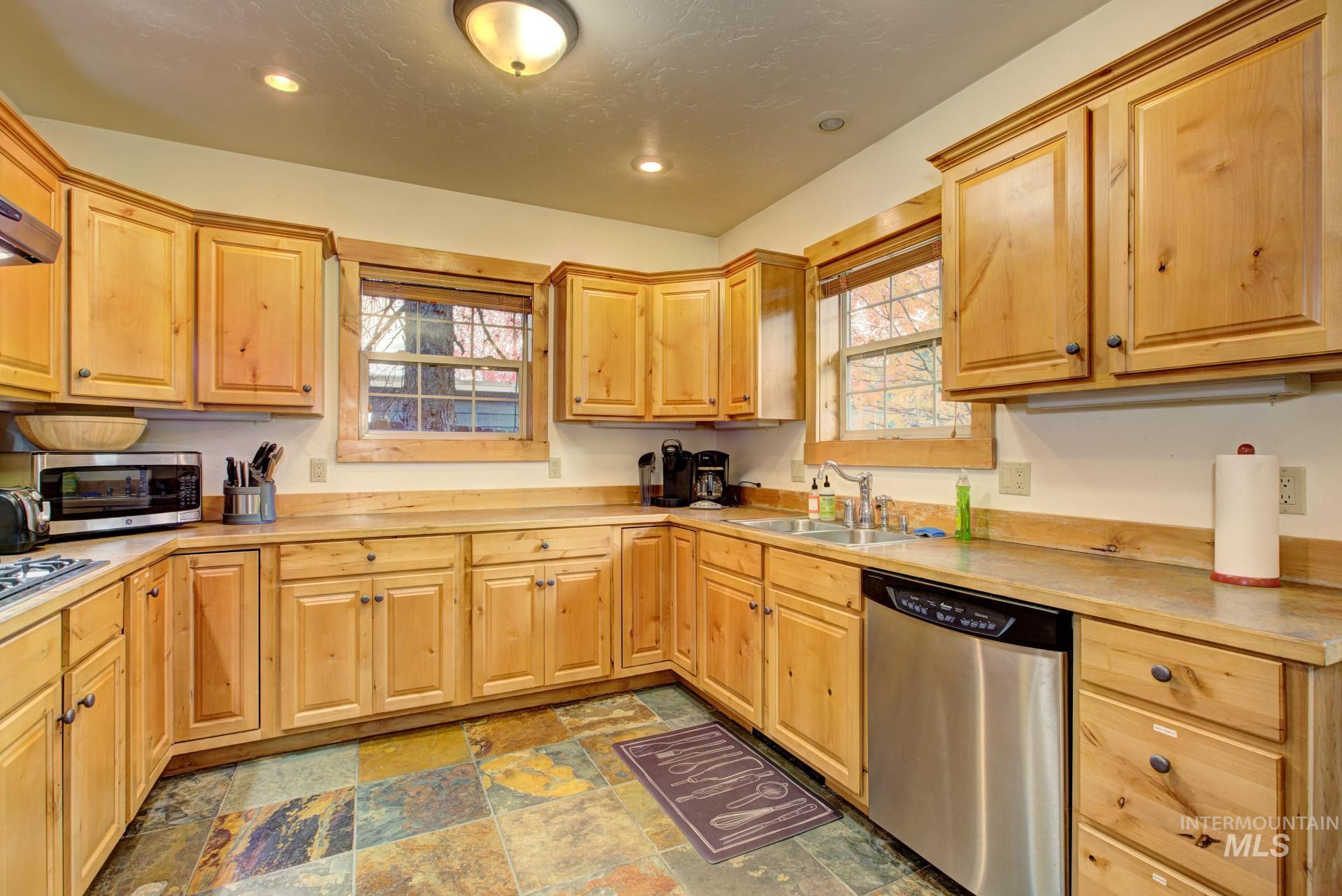 301 Colorado St E Property Photo 21