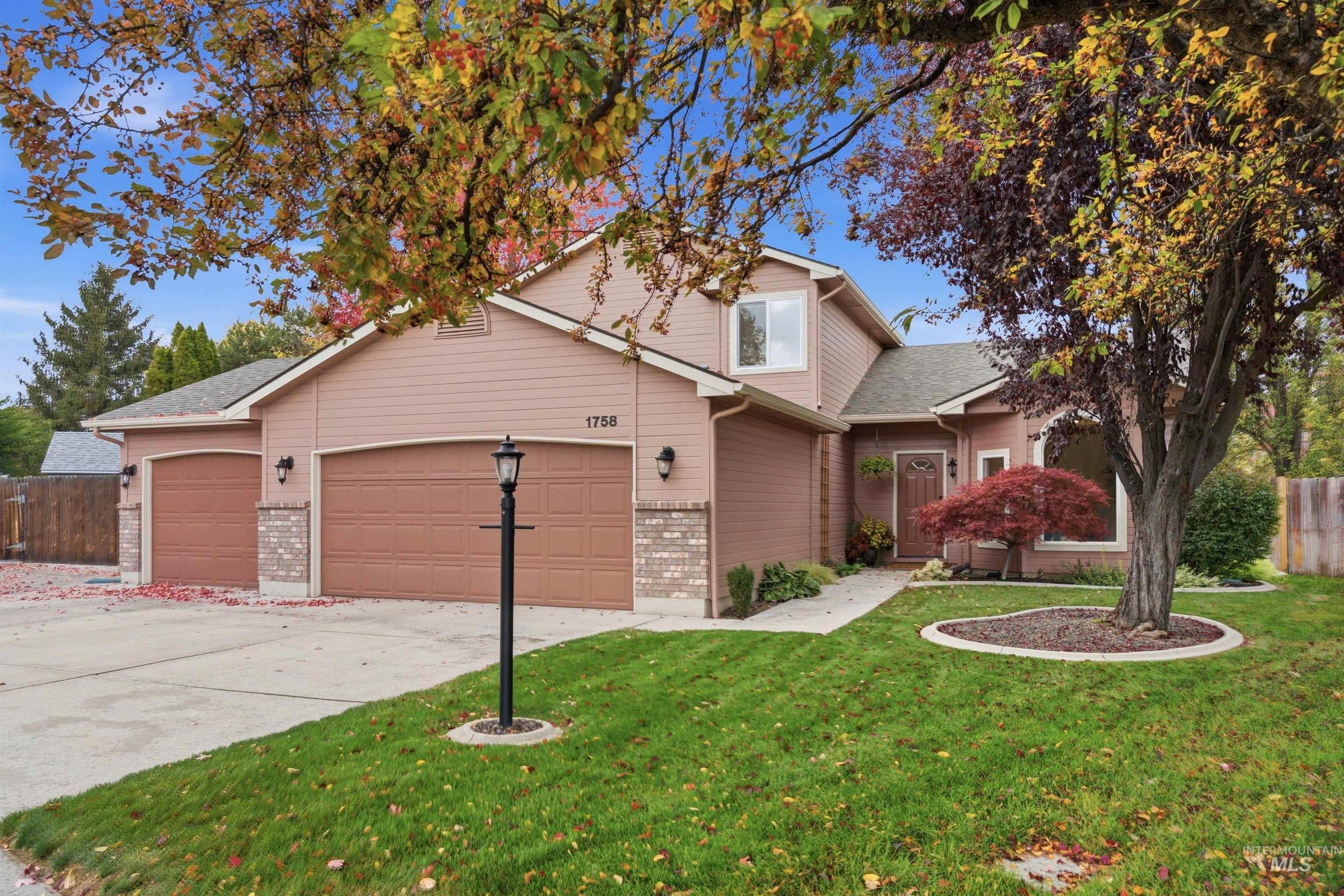 1758 E Summerplace Court Property Photo 1