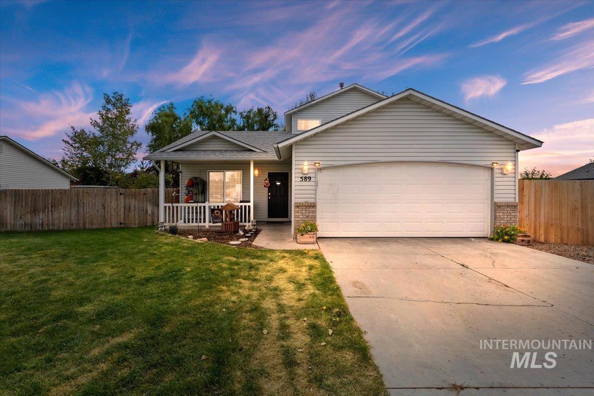 589 W Halverson Property Photo 1