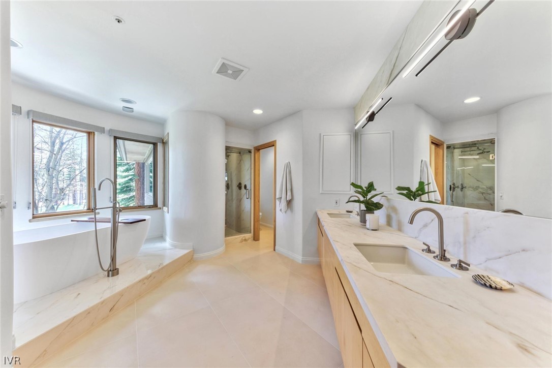 981 4th Green Drive Property Photo 14