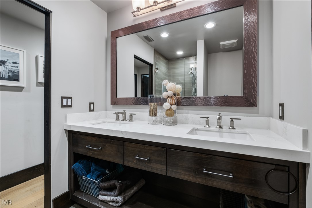 1000 Lakeshore 18 Property Photo 20