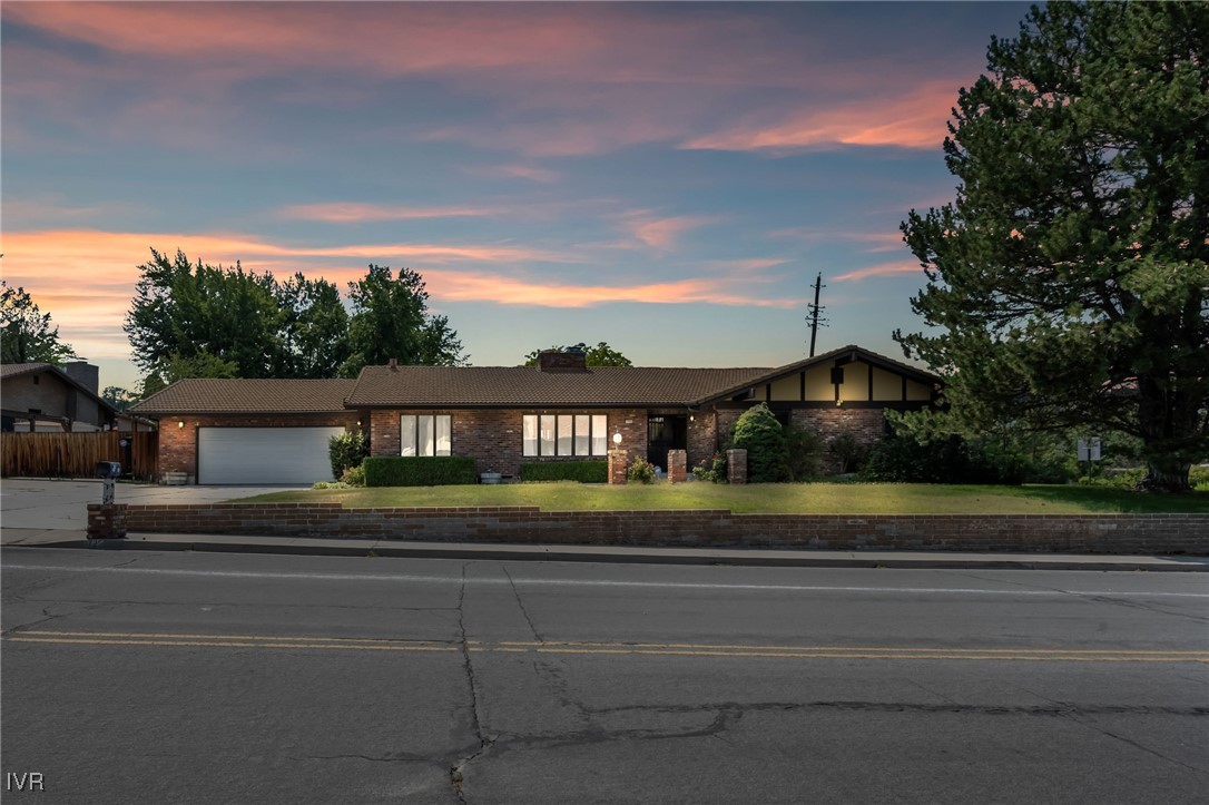 1725 Aquila Avenue Property Photo 1