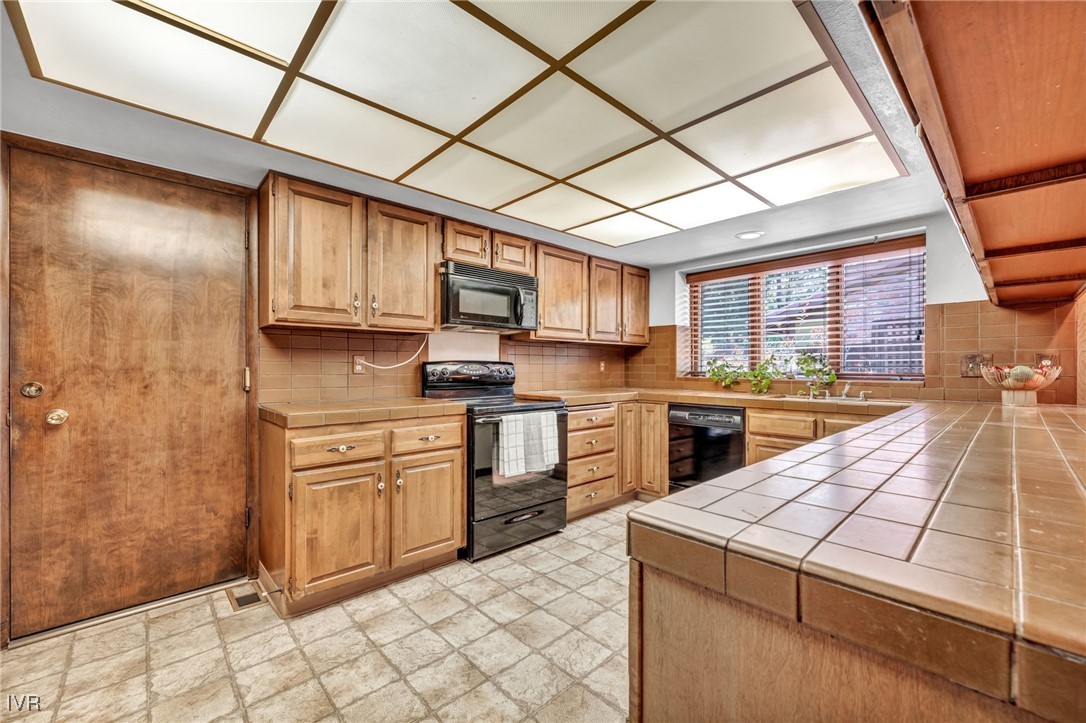 1725 Aquila Avenue Property Photo 12