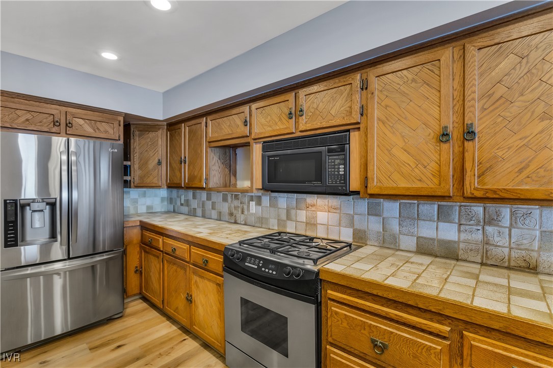 475 Lakeshore 10 Property Photo 11