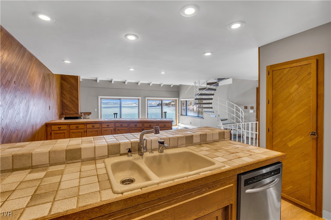 475 Lakeshore 10 Property Photo 12