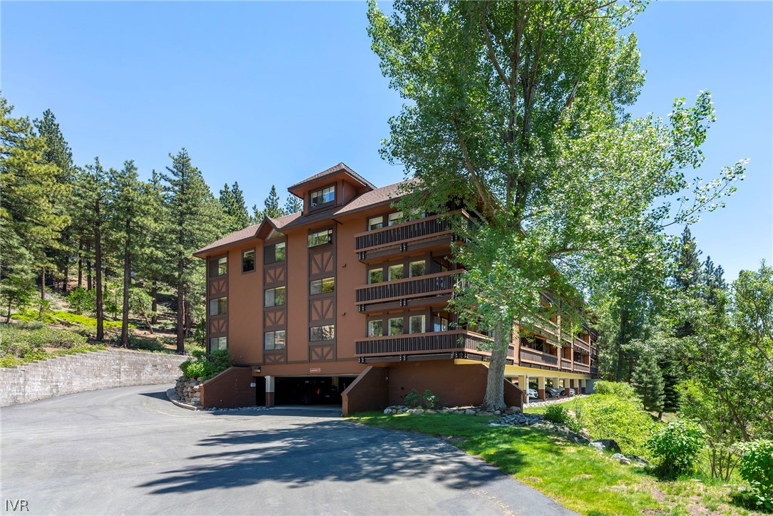 335 Ski Way 337 Property Photo 4