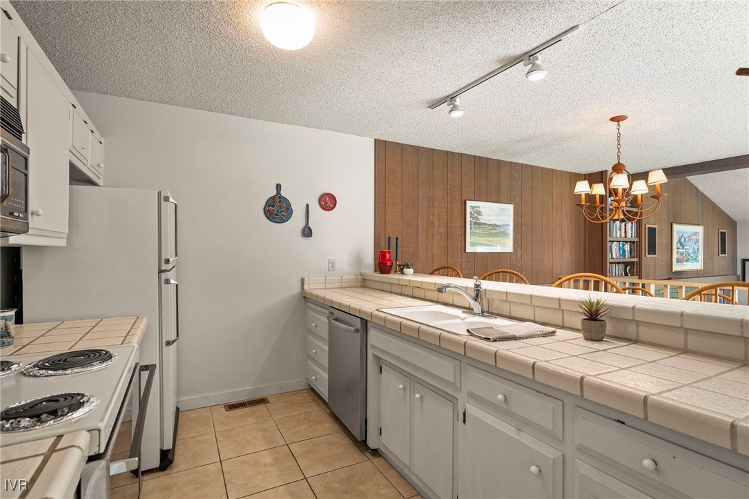 954 Fairway Blvd. 4 Property Photo 8