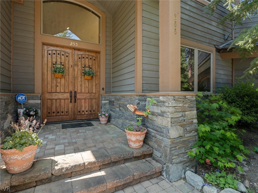 255 Glen Way Property Photo 3