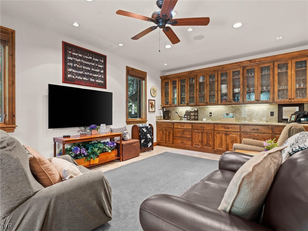 255 Glen Way Property Photo 11
