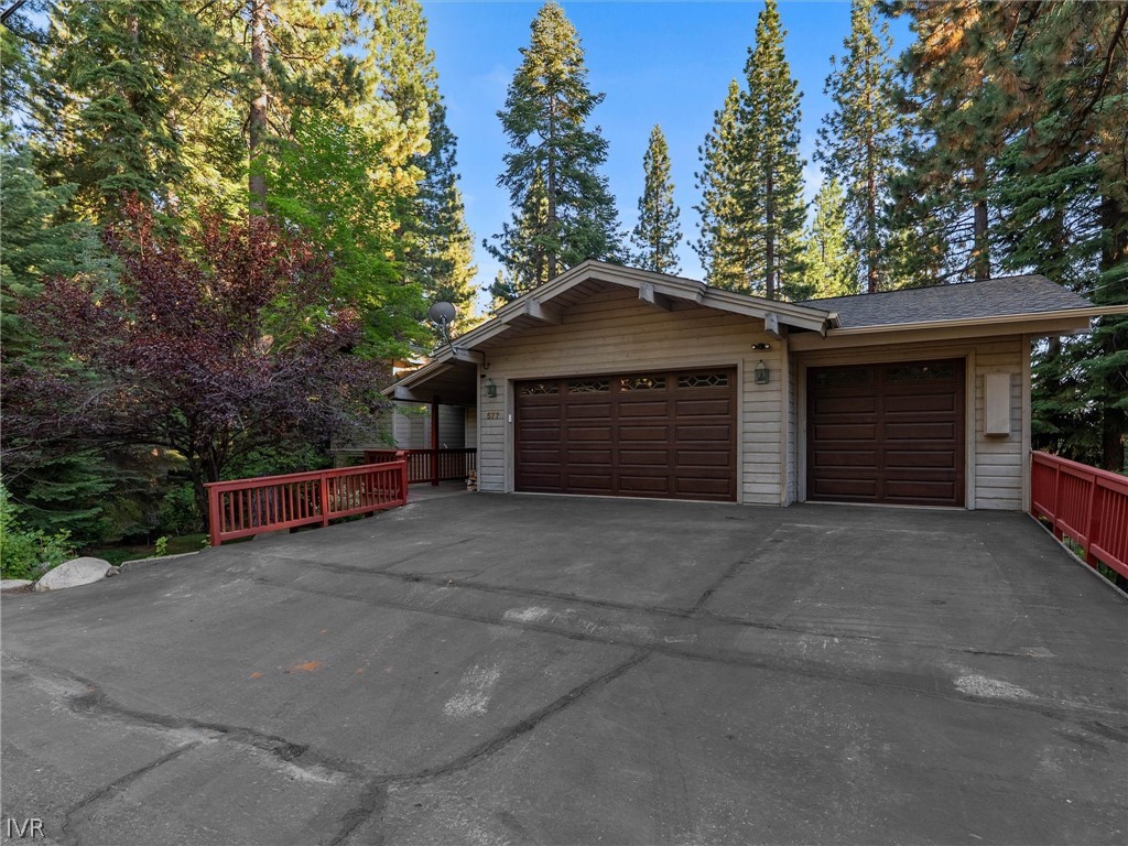 577 Silvertip Drive Property Photo 4