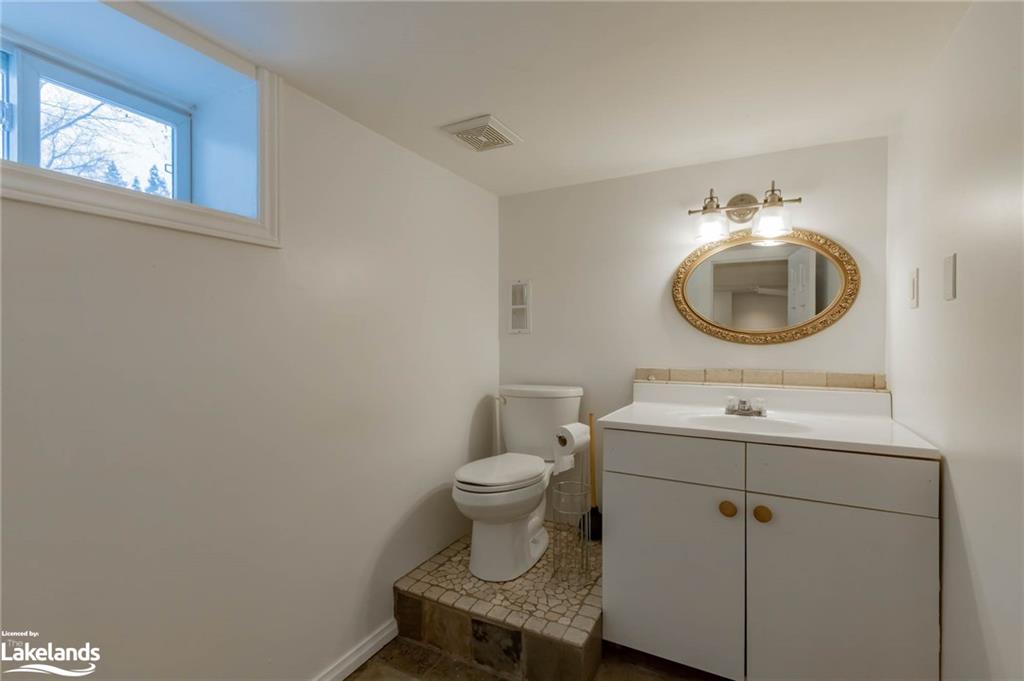 810 John Street N Property Photo 29
