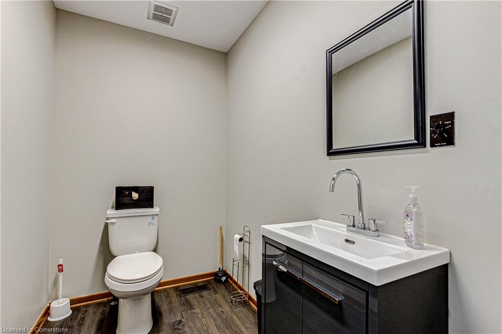 1025 Bay Street Property Photo 8