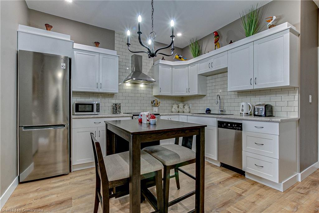 1025 Bay Street Property Photo 10