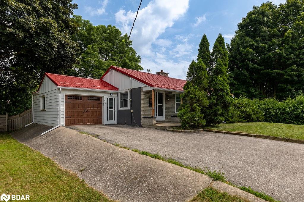 325 Innisfil Street Property Photo 4