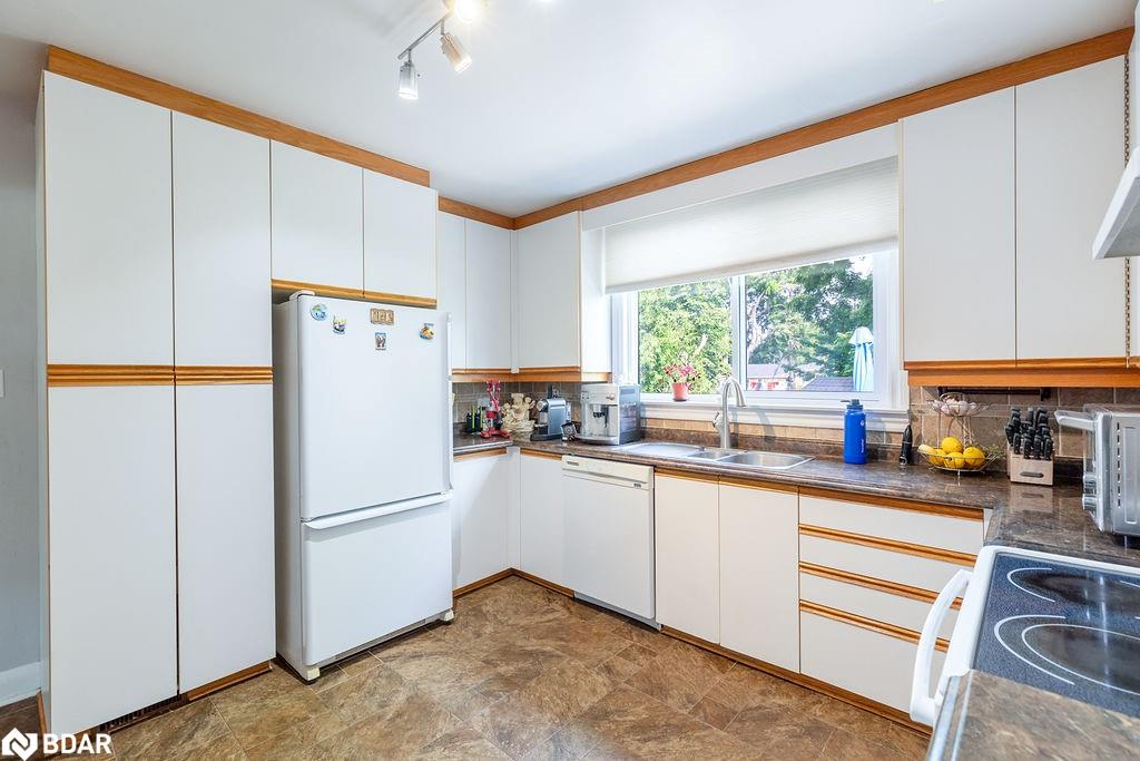325 Innisfil Street Property Photo 11