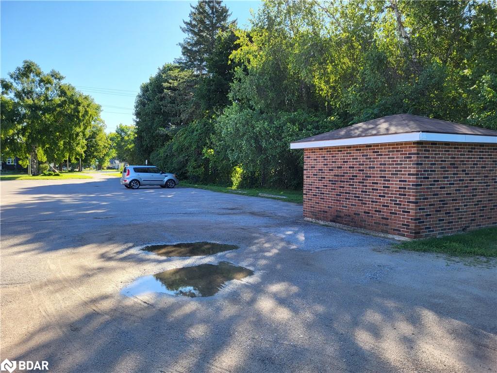 23 Westmount Drive S Property Photo 26