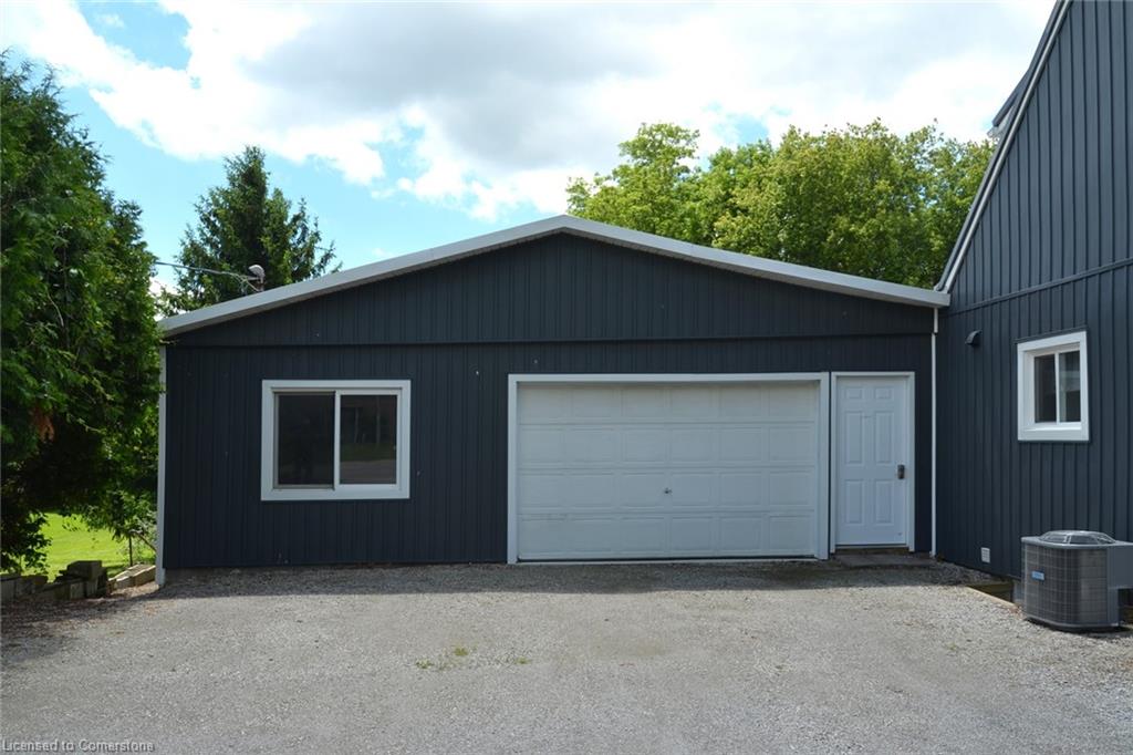 404 Queensway W Property Photo 2
