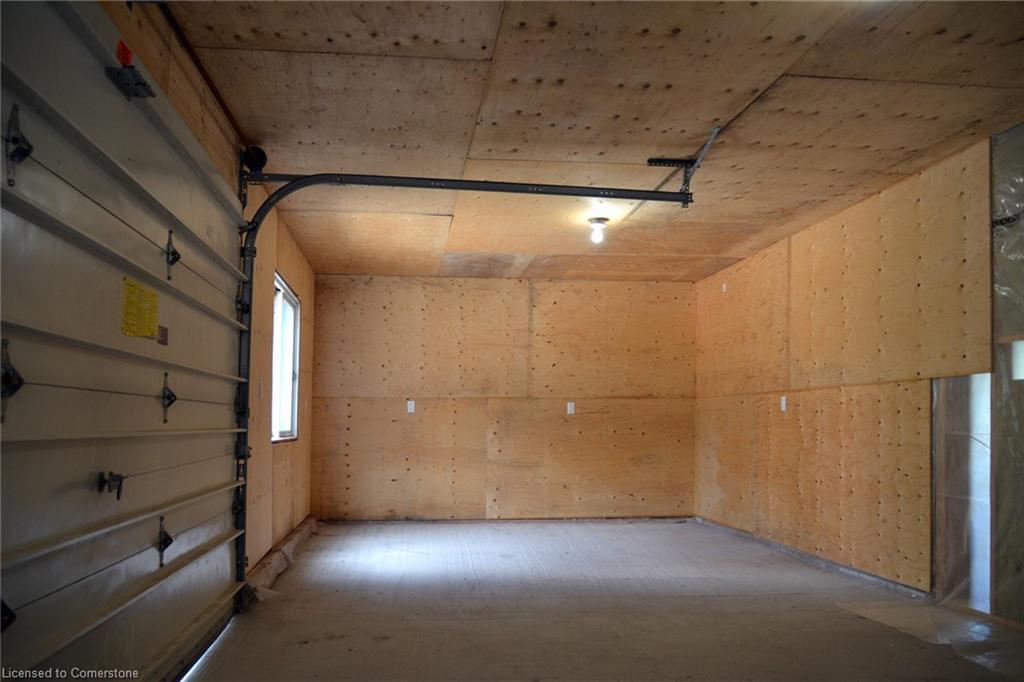 404 Queensway W Property Photo 7