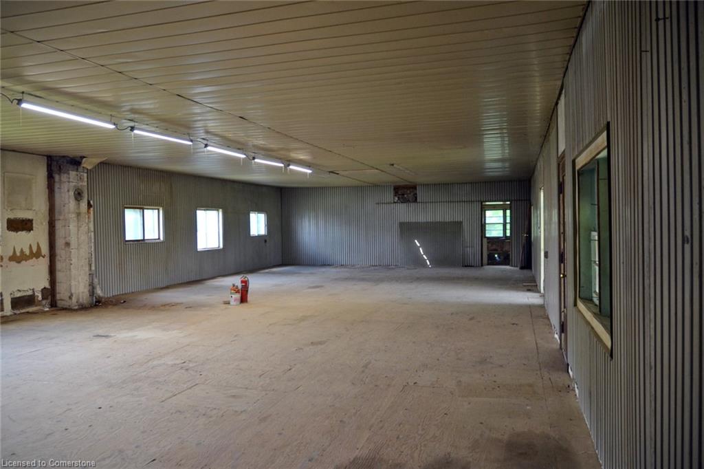 404 Queensway W Property Photo 8