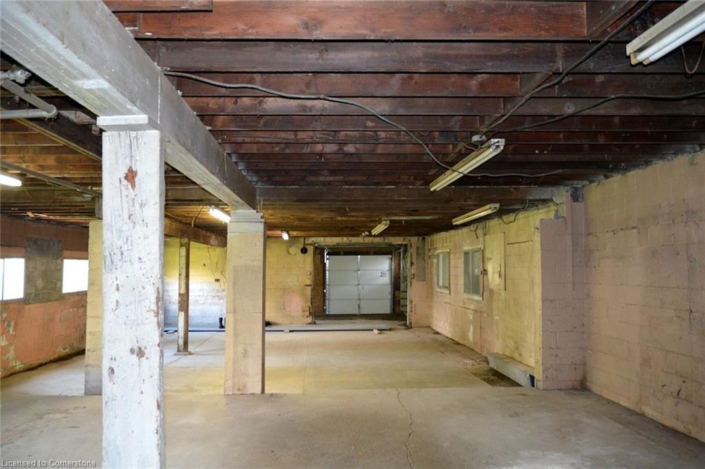 404 Queensway W Property Photo 10