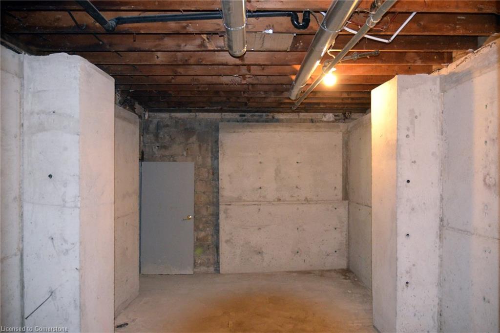404 Queensway W Property Photo 11