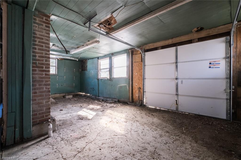 404 Queensway W Property Photo 12