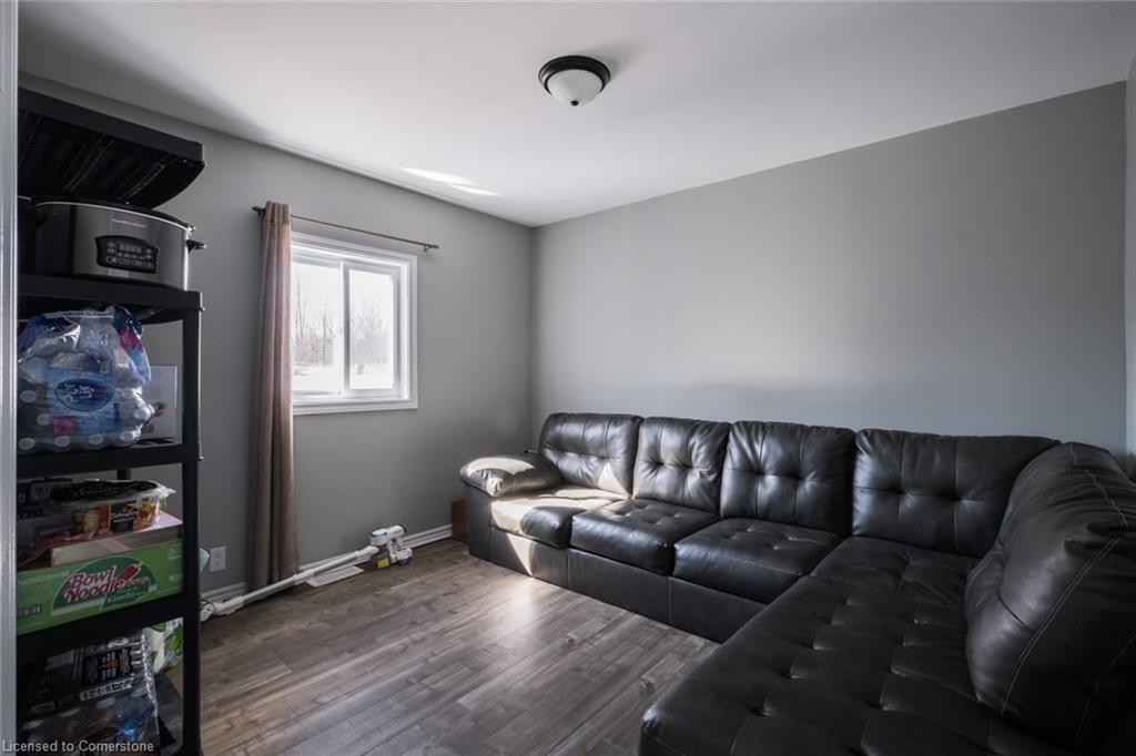 404 Queensway W Property Photo 18