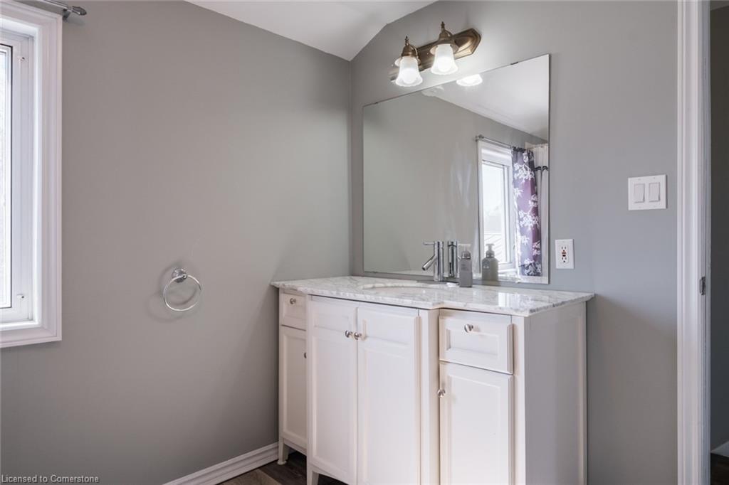 404 Queensway W Property Photo 23