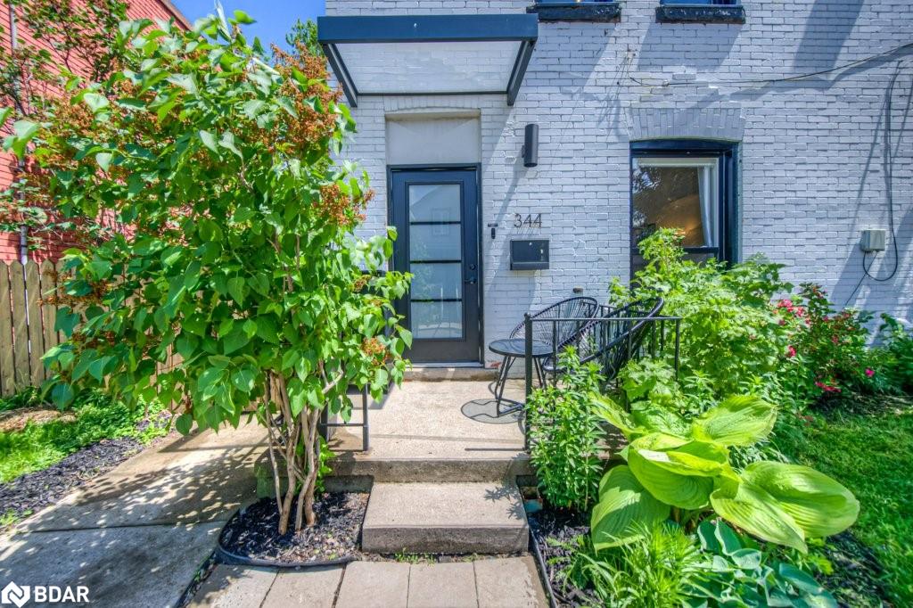 344 Emerald Street N Property Photo 2