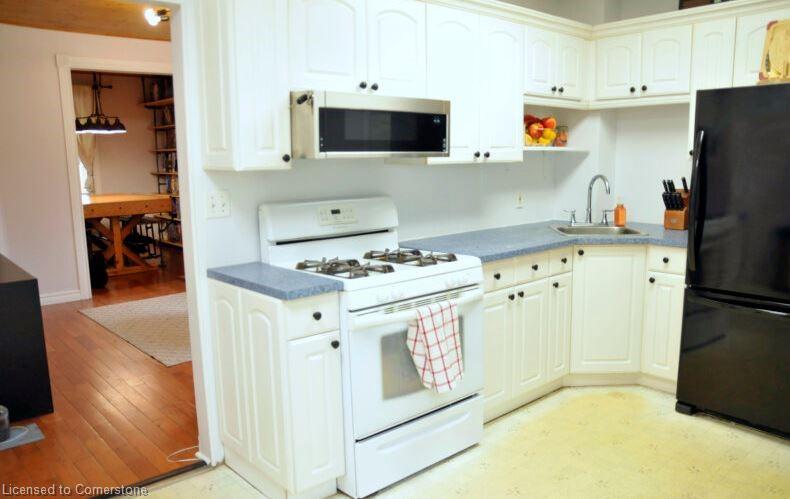 378 Emerald Street N Property Photo 3